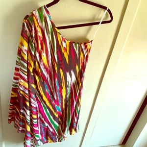 This dress was never worn. It’s machine washable.